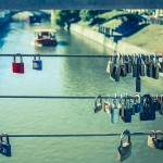 Accrochez un cadenas sur le pont des amoureux à Ljubljana