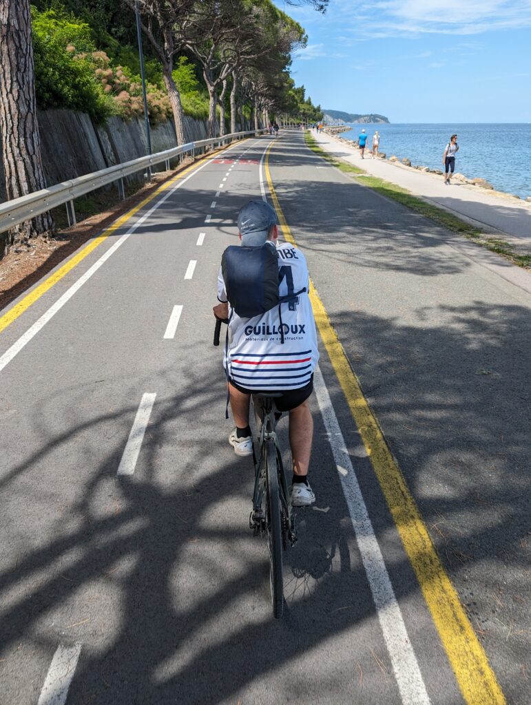 Cycliste sur une piste cyclable côtière ensoleillée en slovenie