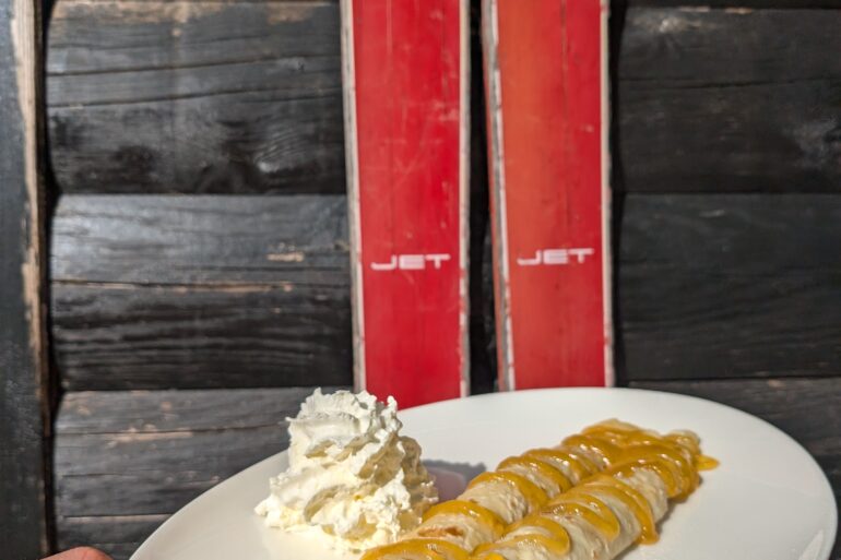 Crêpe avec crème et abricots