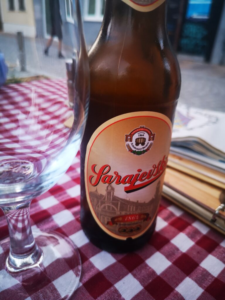 Bouteille de bière sur table