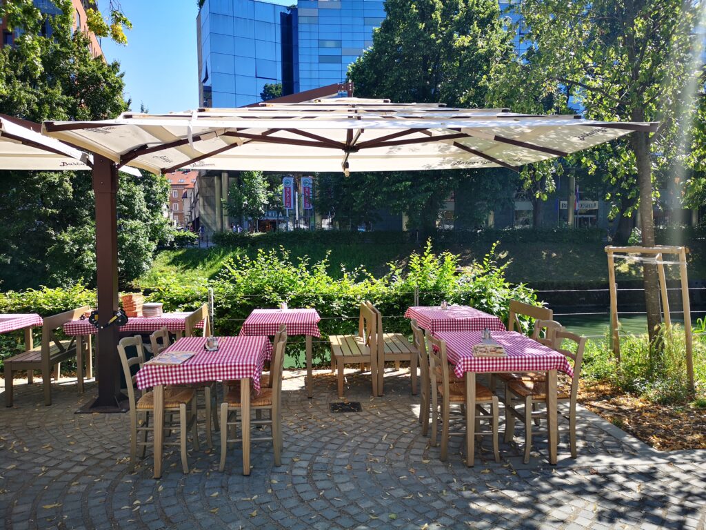 Terrasse de restaurant au bord de l'eau ljubljana