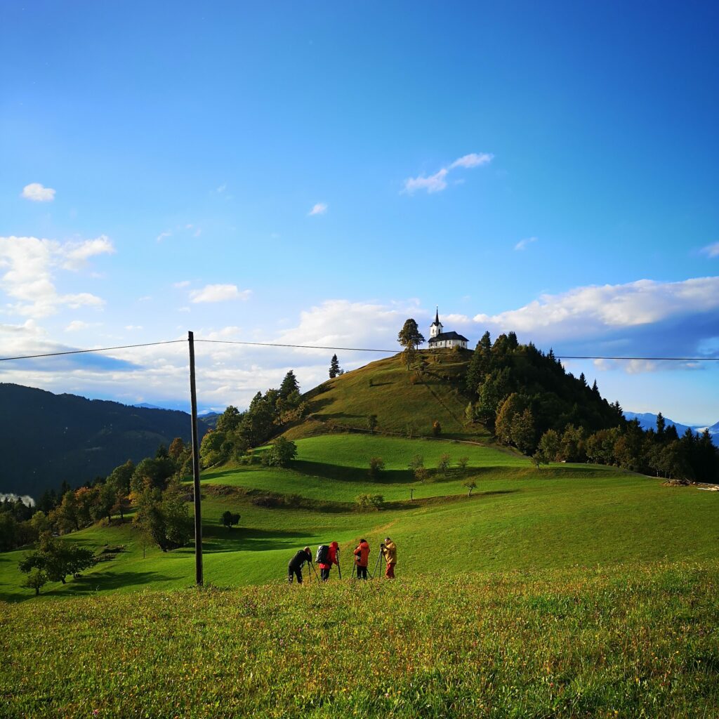 Gens dans un paysage verdoyant montagneux slovenie