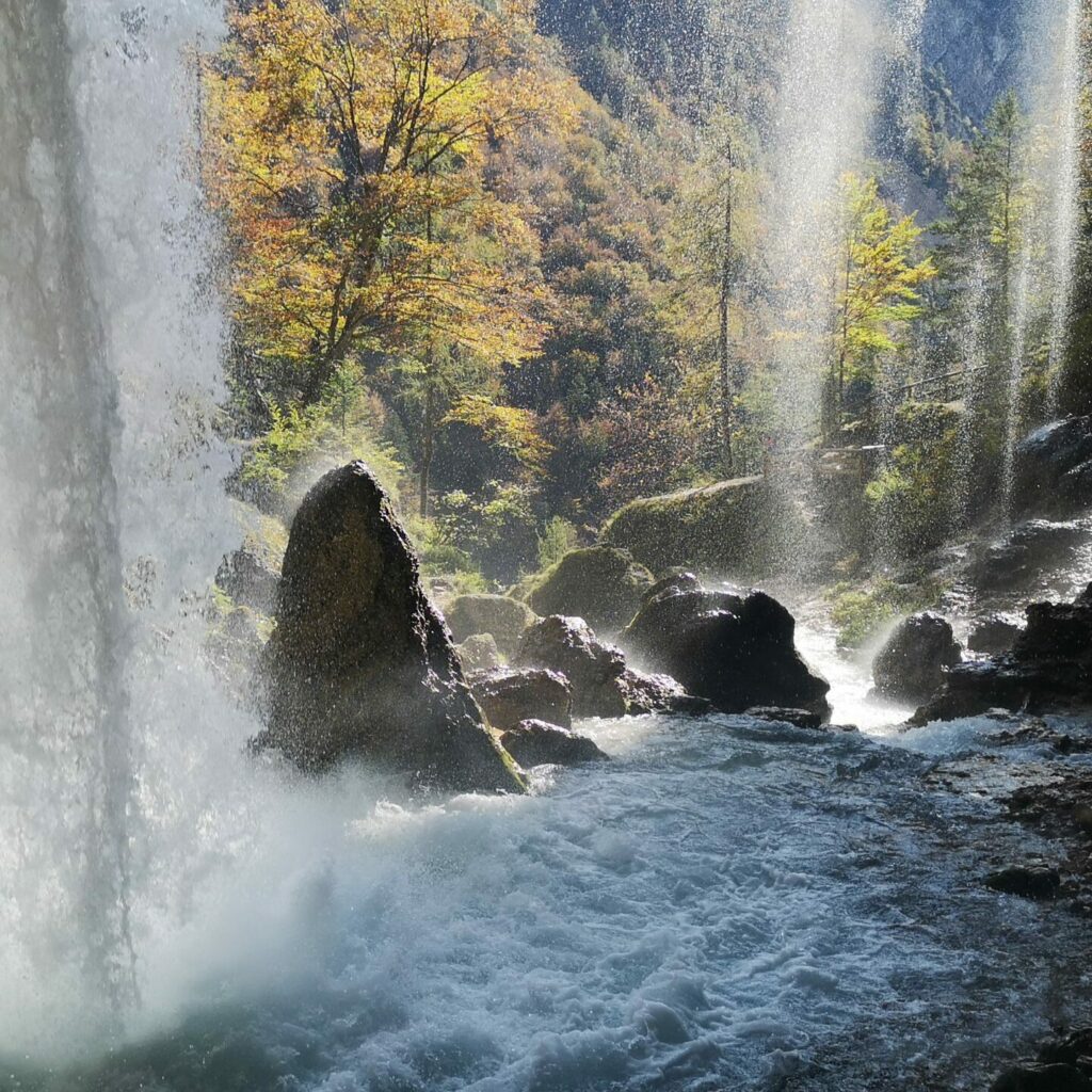 Chute d'eau avec lumière dorée. pericnik